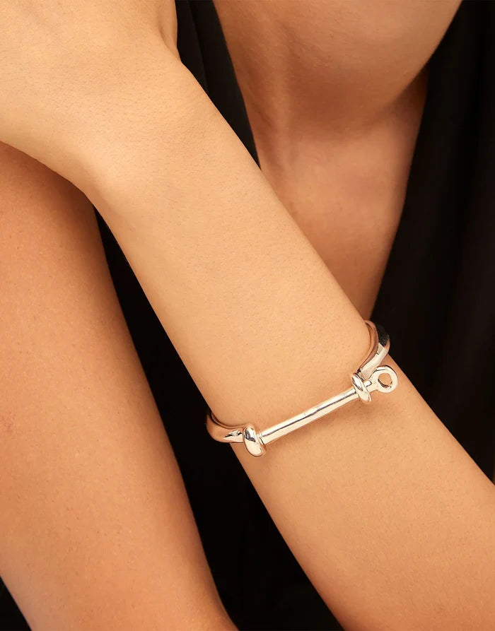 Bangle bracelet with shackle‑style clasp