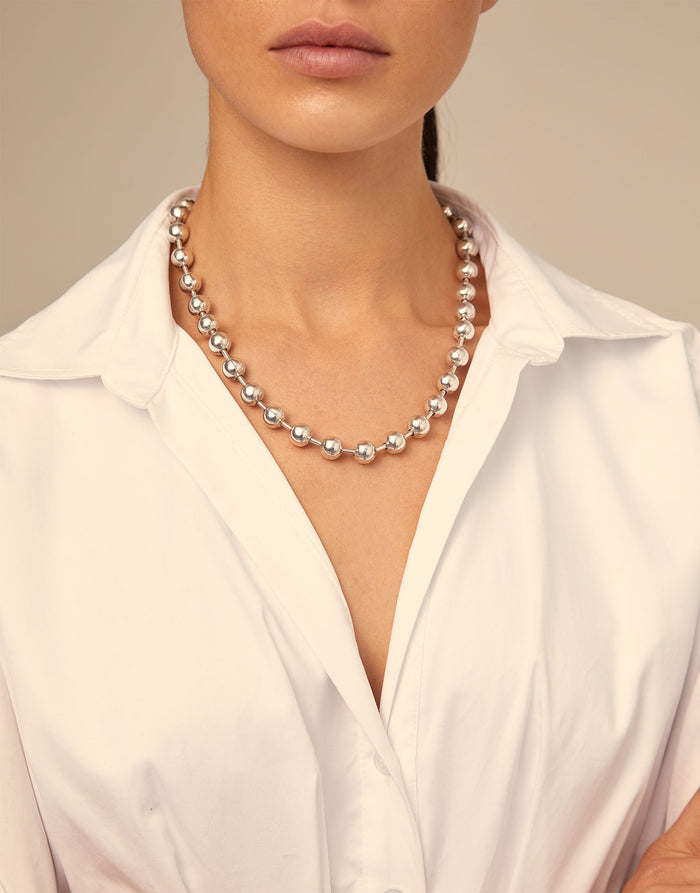 Bead necklace with contrasting accents