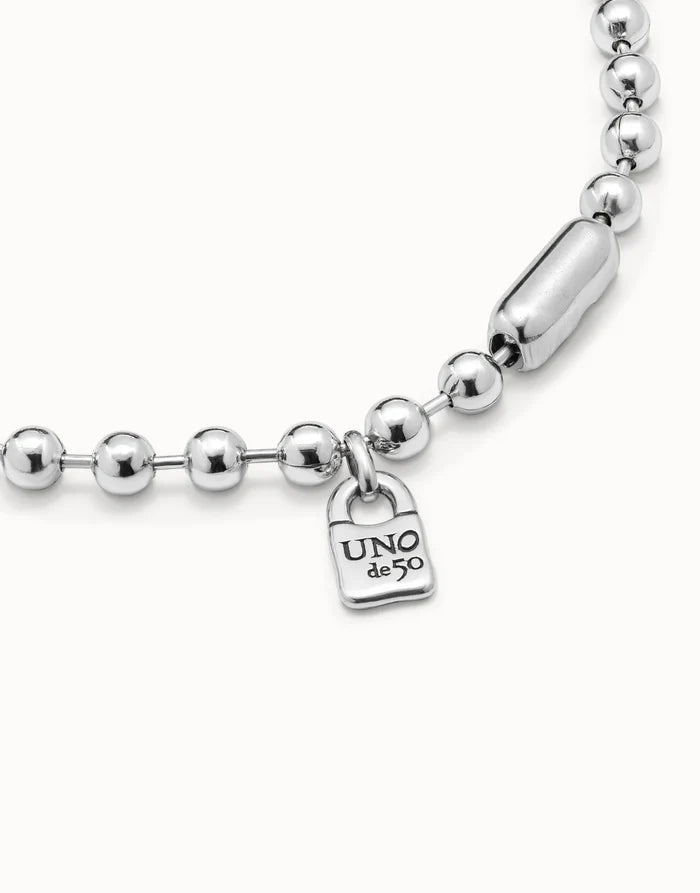 Bead necklace with contrasting accents