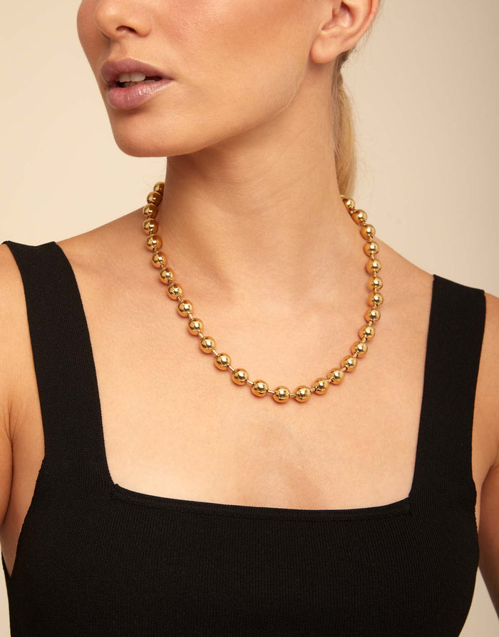 Bead necklace with contrasting accents