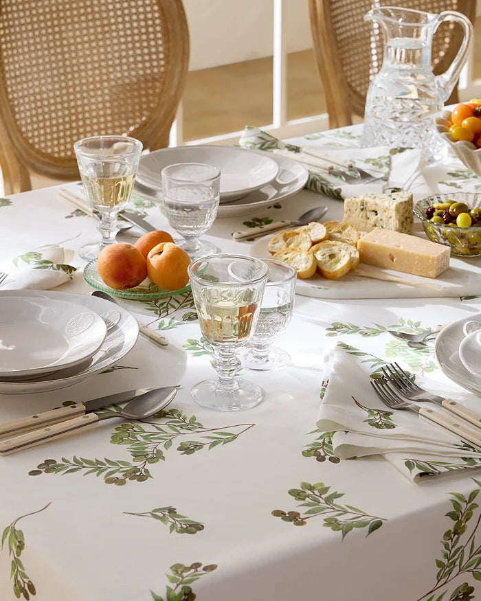 Oliva tablecloth and dinner napkins table setting