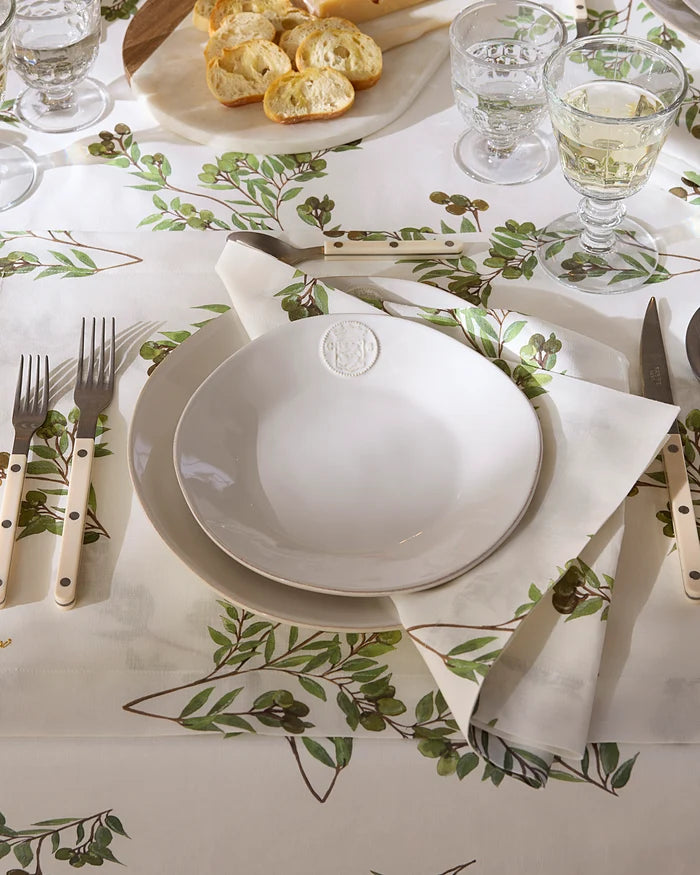 Oliva tablecloth and dinner napkins table setting