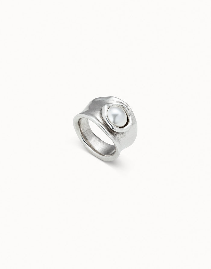 Ring with pearl