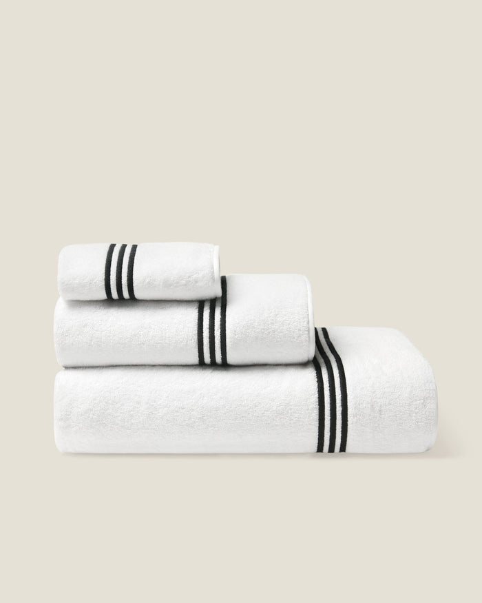 Tre Righe bath towel stack side angle white/black